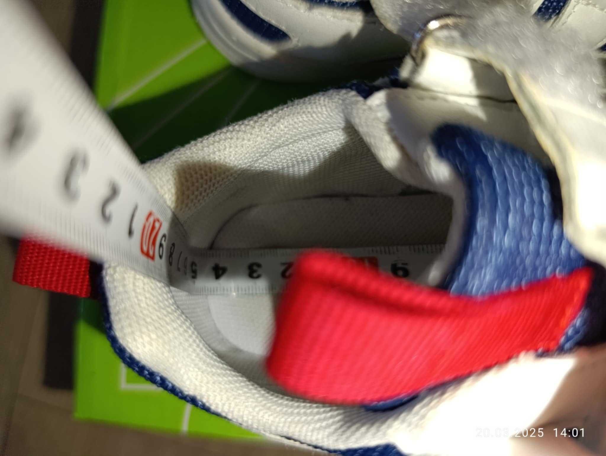 Buty sportowe r. 22