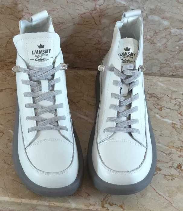 Bota branca de couro para mulher