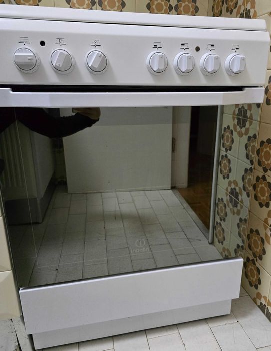 Fogão elétrico, frigorífico  e esquentador