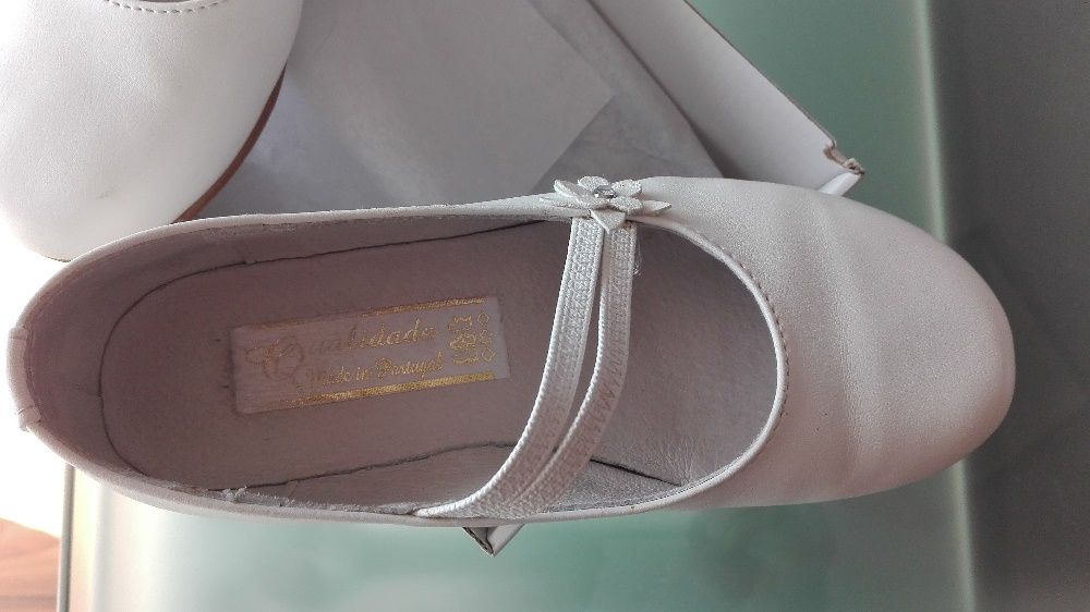 Sapatos em pele branca de criança menina batizado ou casamento tam. 30