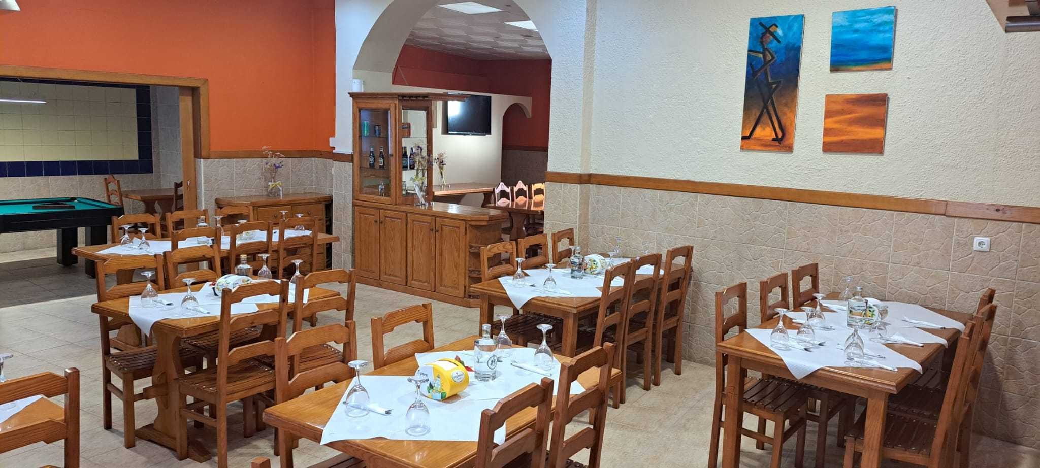 Restaurante com cozinha equipada