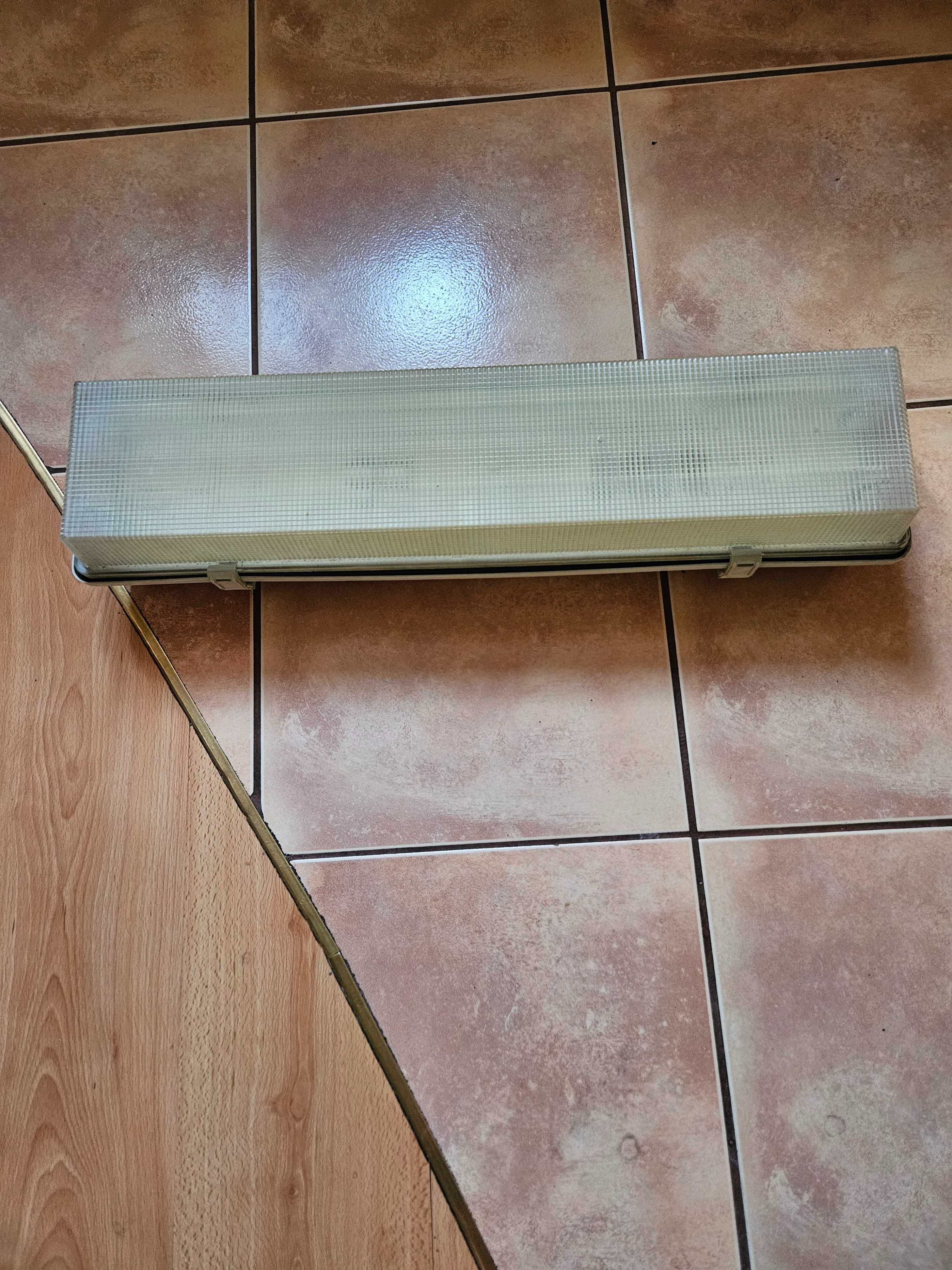 Stara lampa oświetleniowa, oprawa hermetyczna Polamp