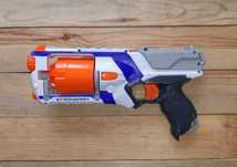 бластер nerf strong arm с выдвижным барабаном