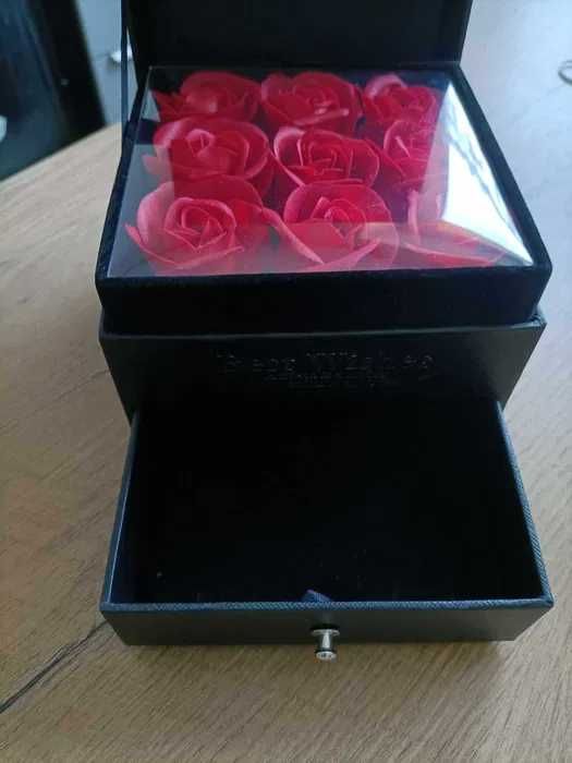 Pudełeczko pełne czerwonych róż