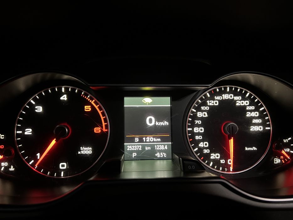 Audi A4B8 Lift 2012 rok 2.0tdi 144Ps