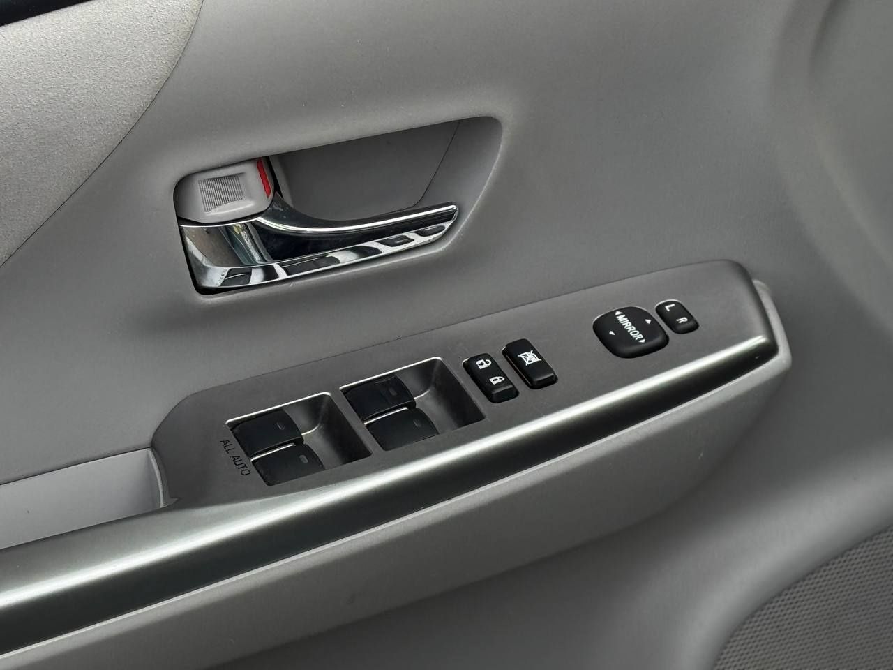 Toyota Prius V 2016 року, 1.8 гібрид, автомат, передній привід, 113т.к