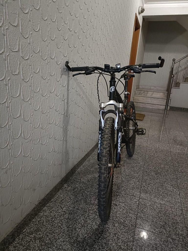 Bicicleta piso misto, estrada e fora de estrada