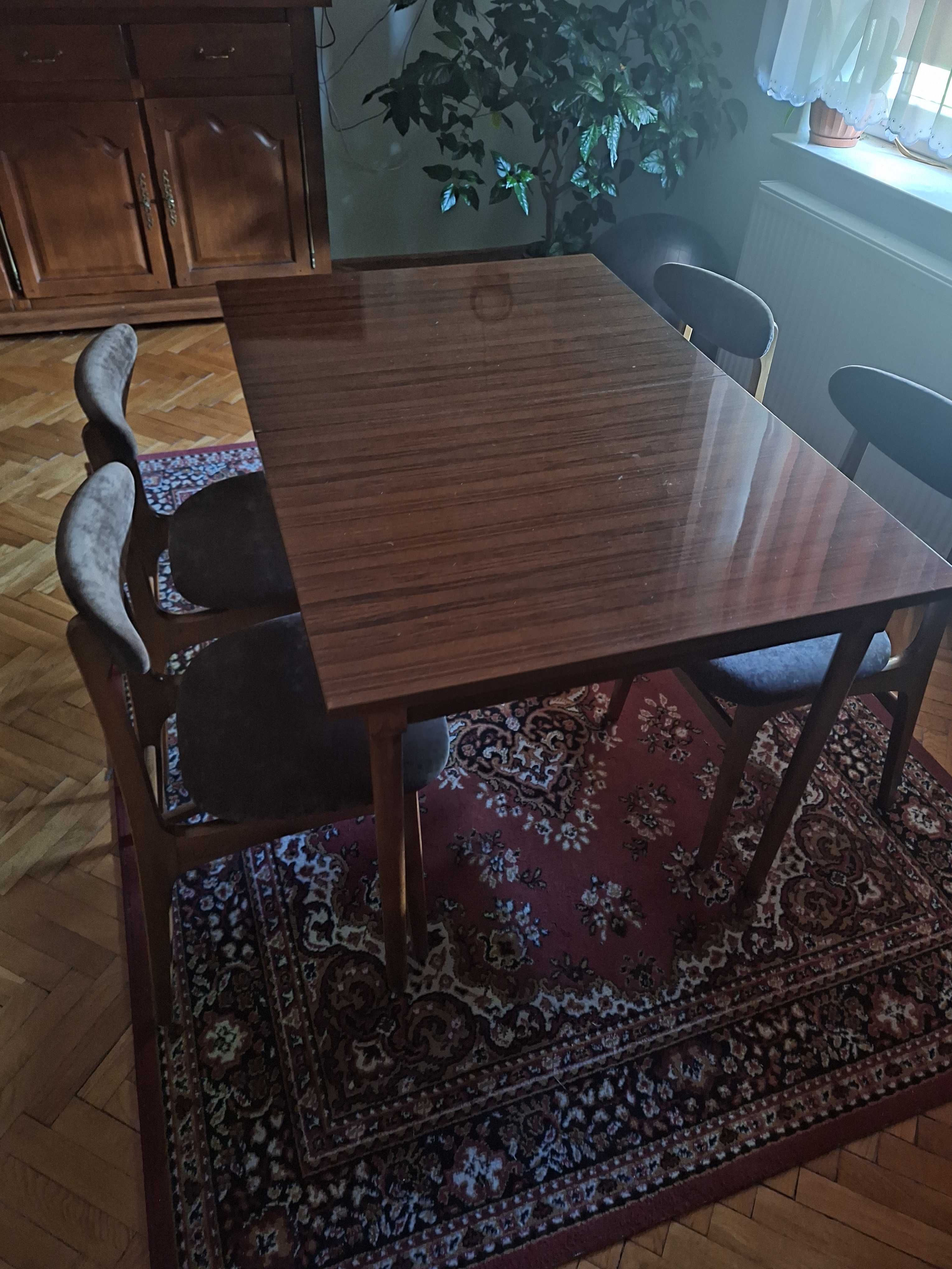Stół z krzesłami z czasów PRL