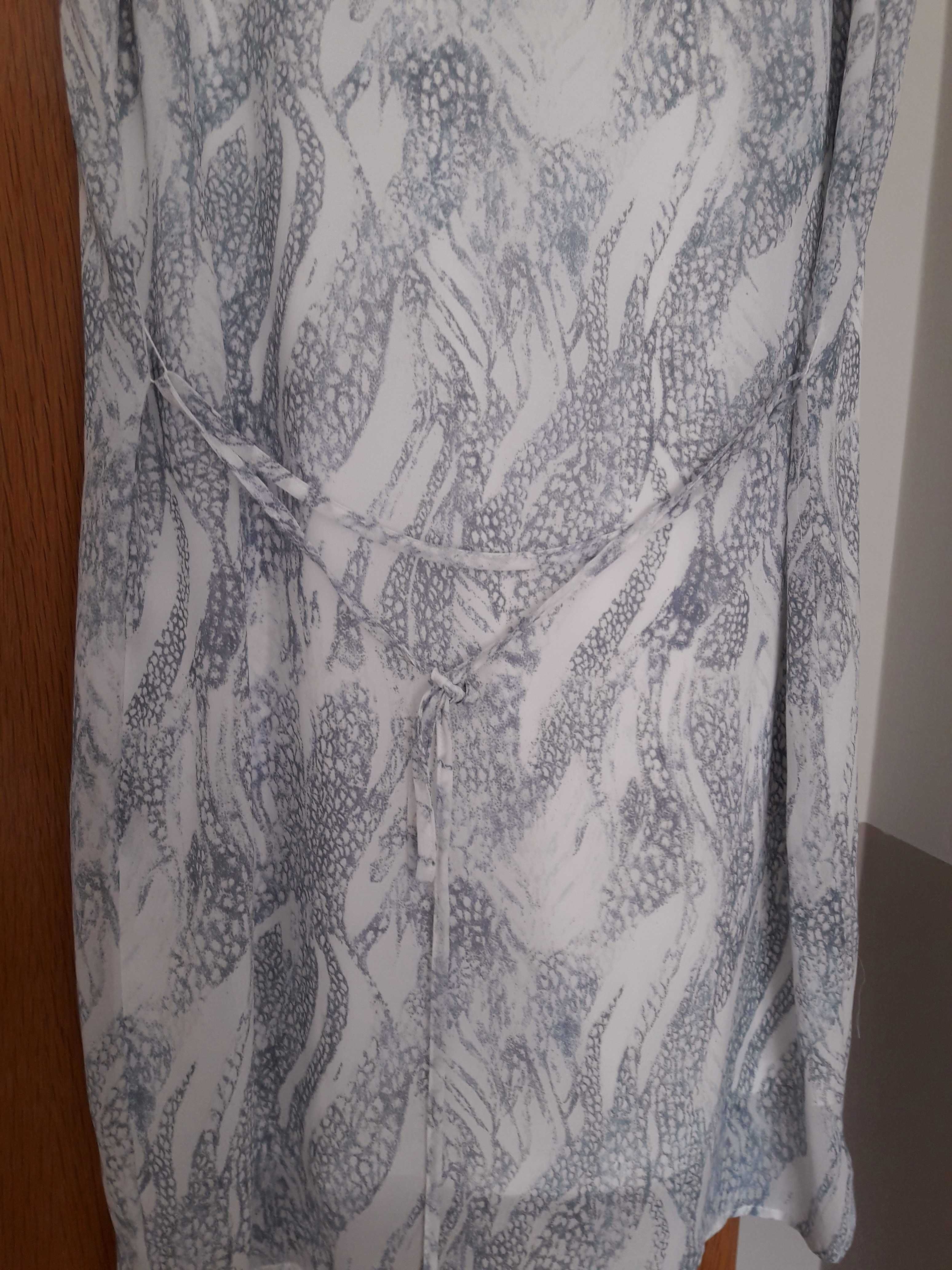 Vestido de chiffon estampado, em tons de azul acinzentado -tam 36