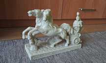 Figurka Rzeźba ciężka Jeździec Rydwan z końmi 23 * 36 cm