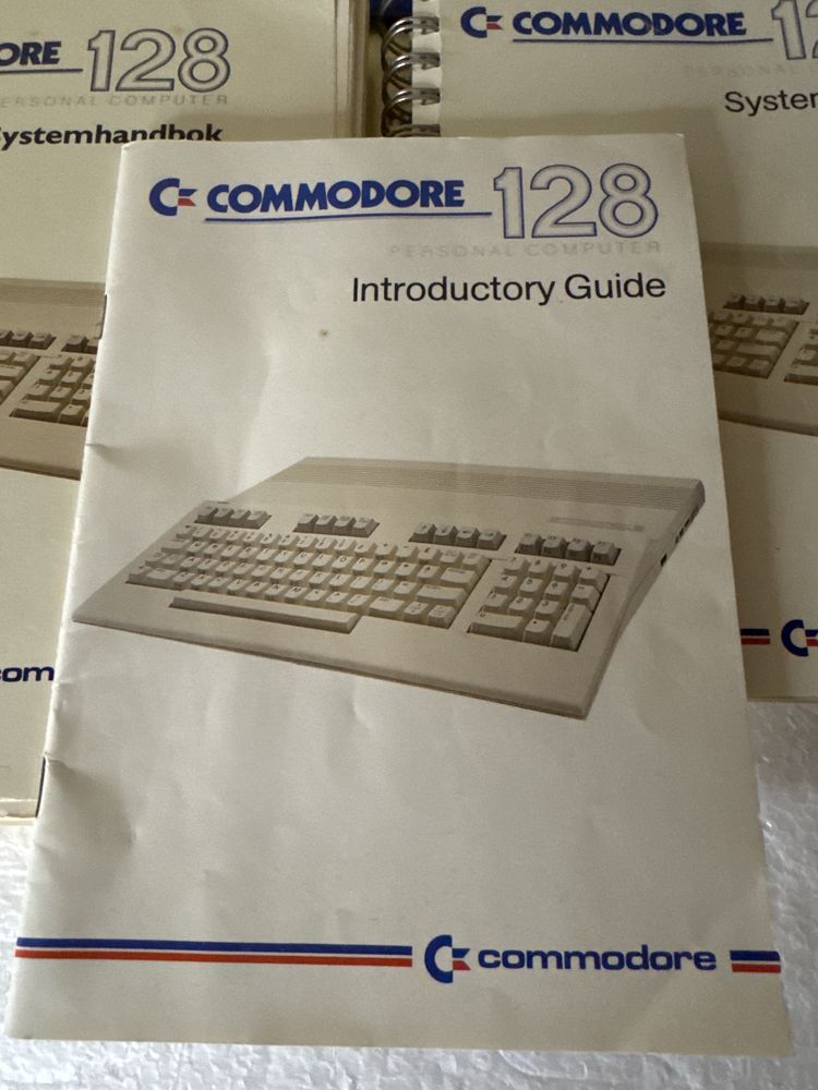 Instrukcje do Commodore 128 - dwie angielskie i szwedzka