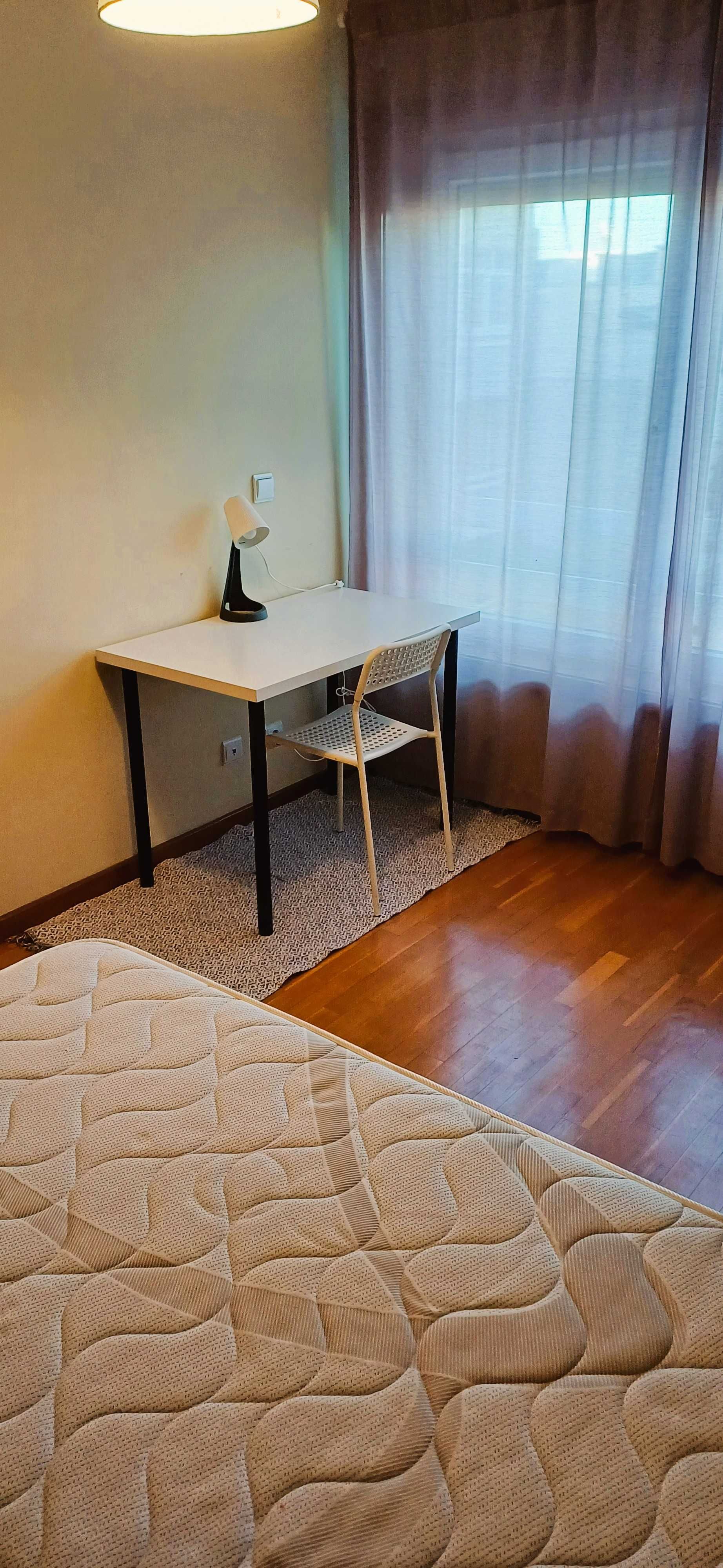 Excelente T2 c/ 90m2, mobilado e equipado. Varanda com vistas amplas!