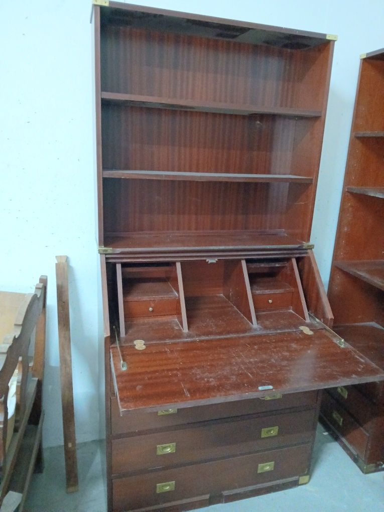 Escrivaninha com estante, gavetas e módulo de apoio