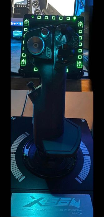 Para venda um Logitech G X56, Thrust Master Cougar MFD e um suporte