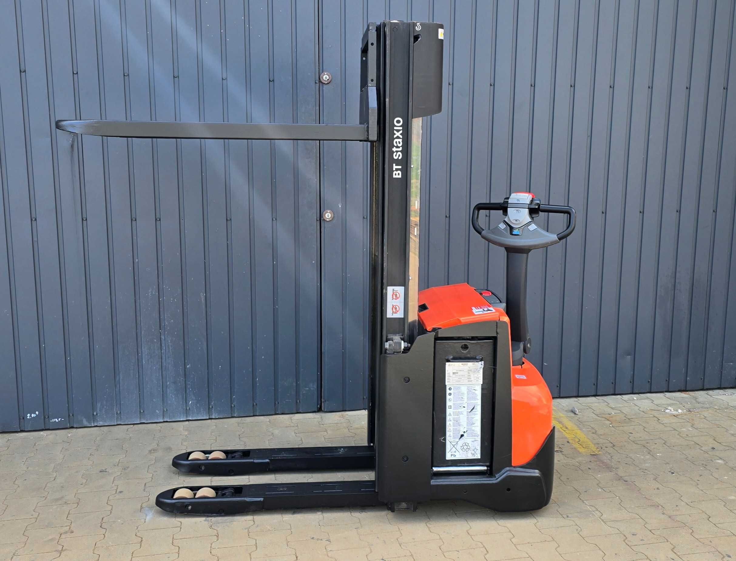 Paletowy wózek elektryczny Toyota  BT Swe 120L 2.9m wolny skok 1073mth