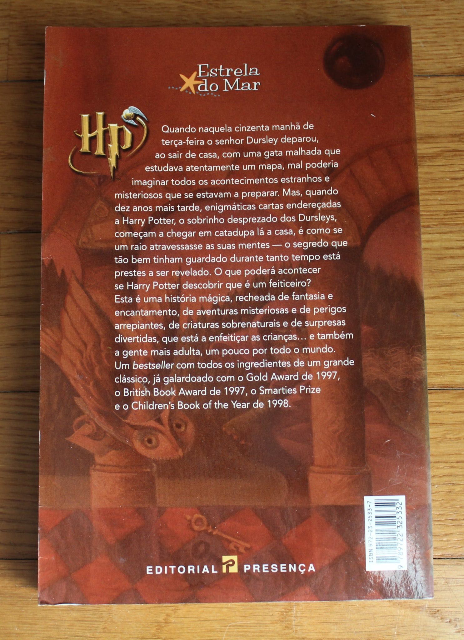 Livro "Harry Potter e a Pedra Filosofal", de J. K. Rowling