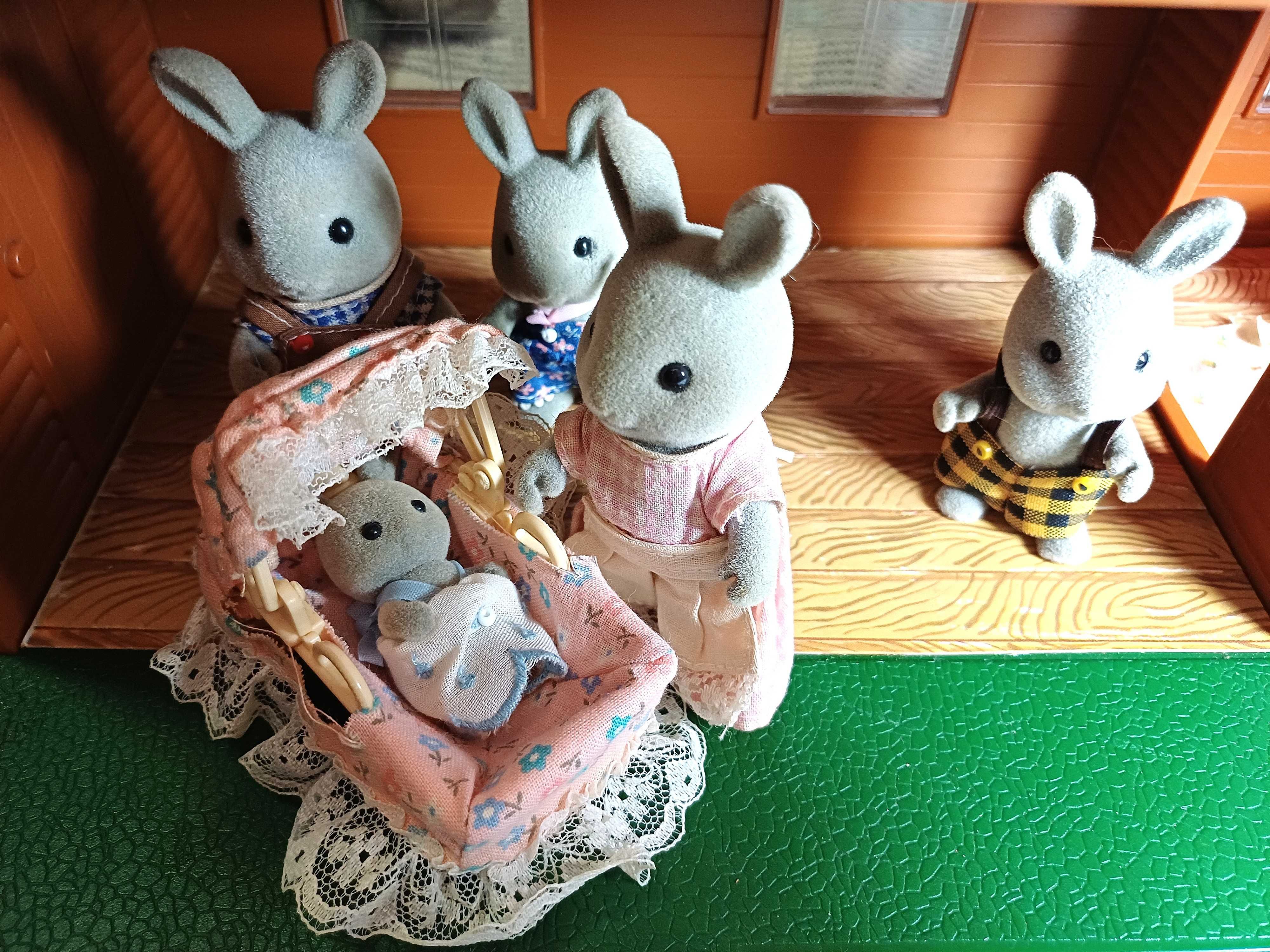 Família Completa Sylvanian Families – Coelhos Cinzentos (5 figuras)