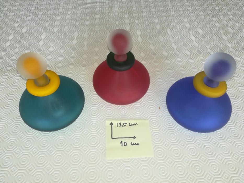 Vários jarros frascos coloridos fosco decoração