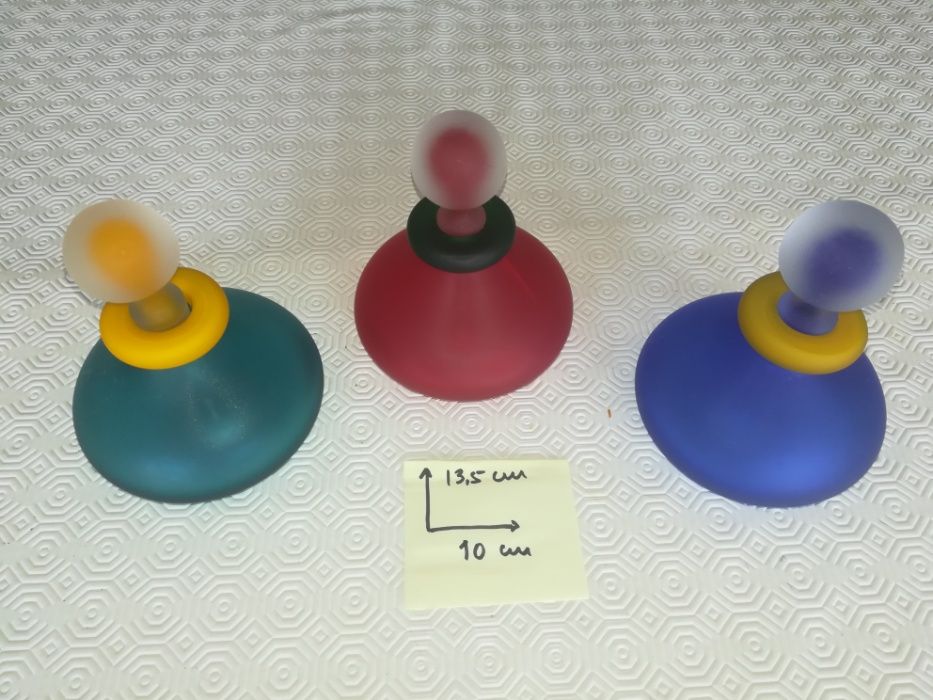 Vários jarros frascos coloridos fosco decoração
