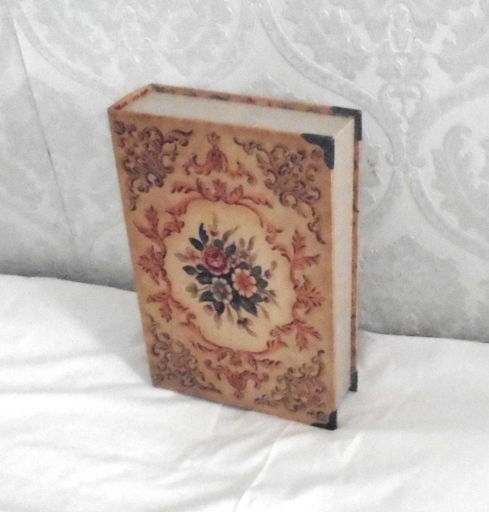 Шкатулка-книга для хранения украшений.(высота=27,ширина=18,глубина=6).