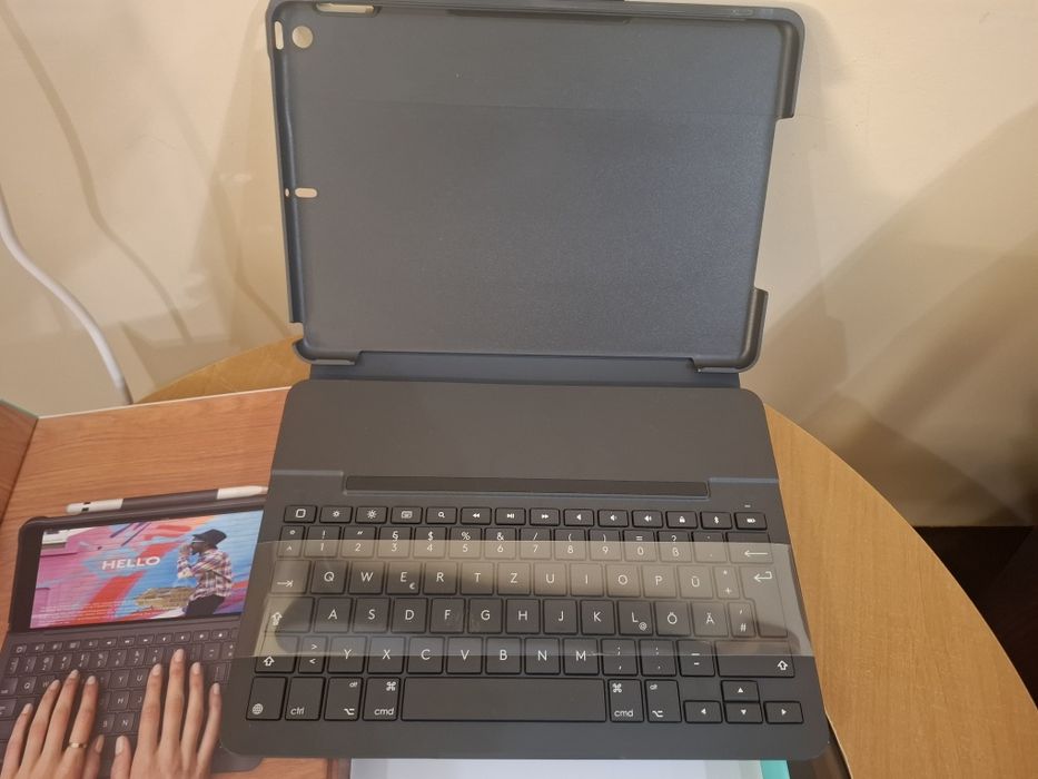 Чохол з клавіатурою Logitech slim folio для ipad