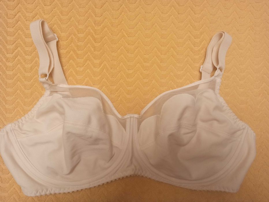 Бюстгальтери 85E, 85G, 40DD/90E