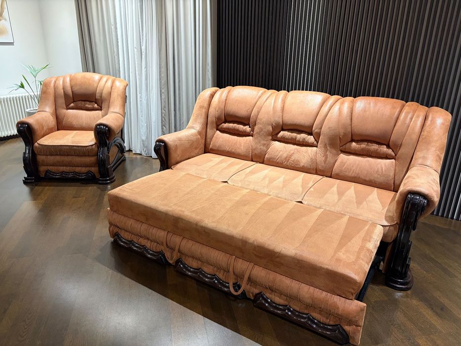 Комплект м’яких меблів у класичному стилі — диван + крісло