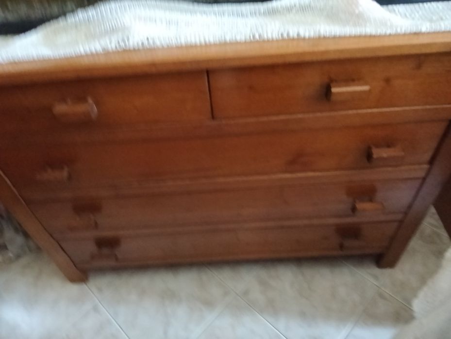 Sofá castanho caramelo e um puf, cómoda em madeira maciça