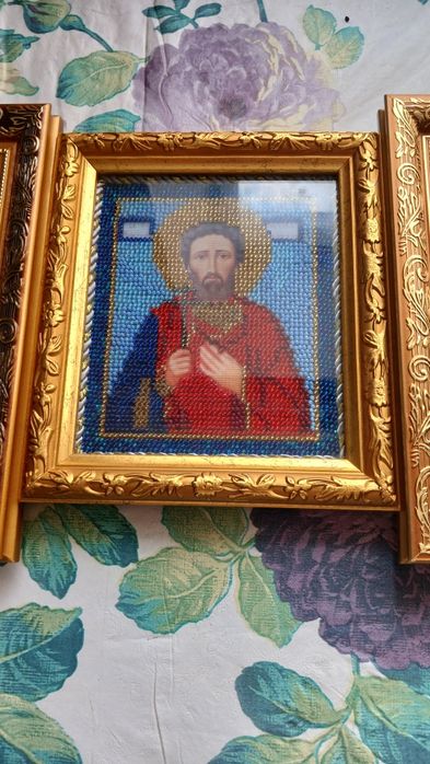 Иконы вышиты чешским бисером