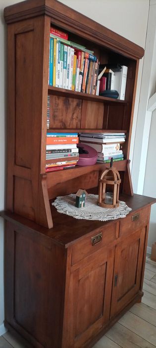 Stary drewniany kredens