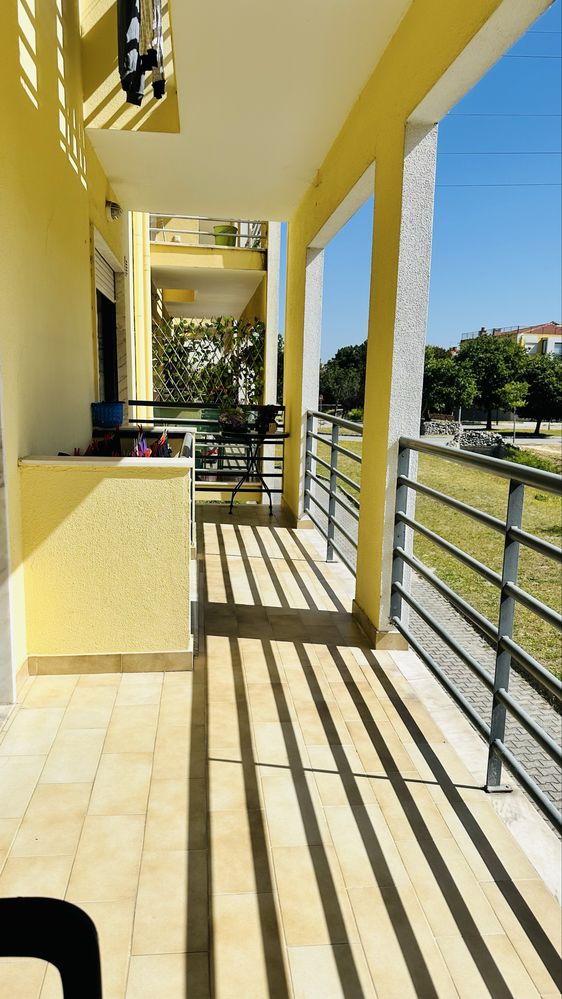 Quarto com casa de banho e cama de casal
