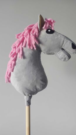 Hobby horse koń na kiju szaro różowy