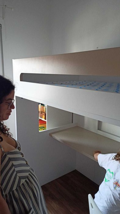 Cama alta com secretária