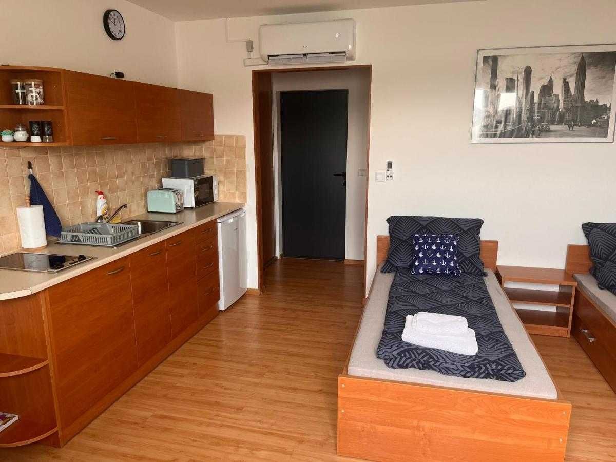Apartamenty nad jeziorem rożnowskim  z  pomostem