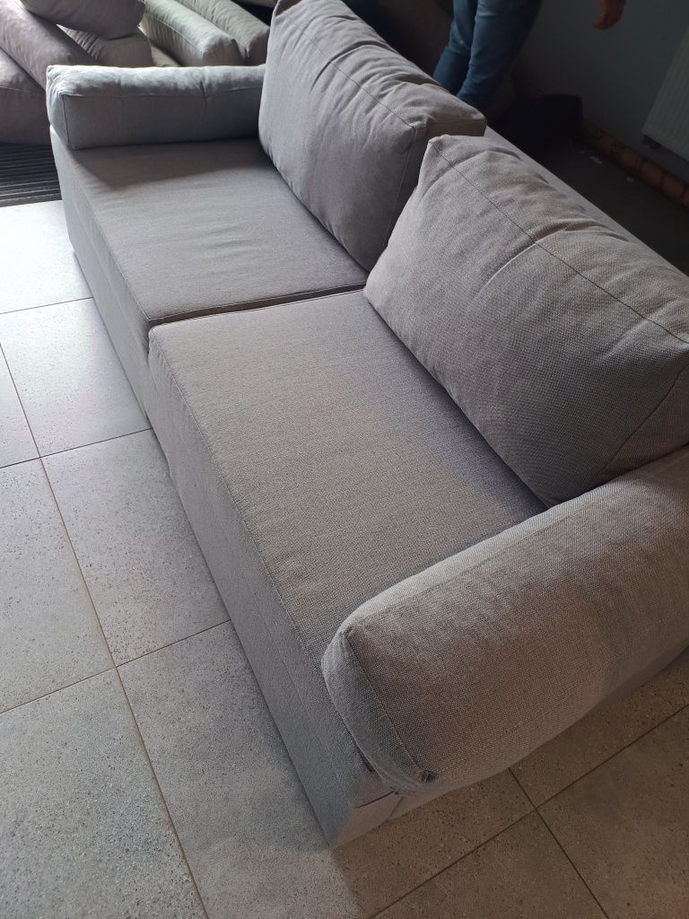 Sofa rozkładana z poduszkami