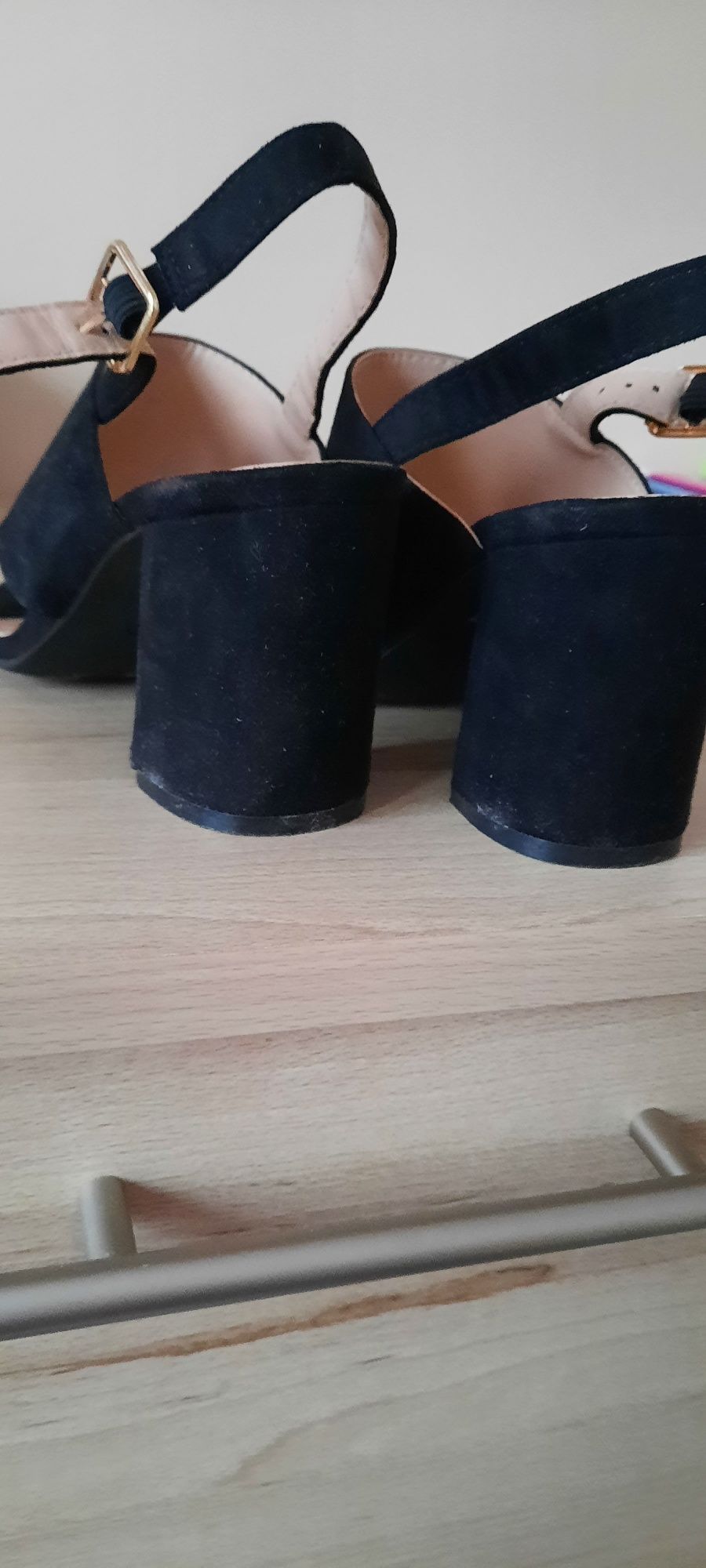 Czarne śliczne zamszowe sandalki