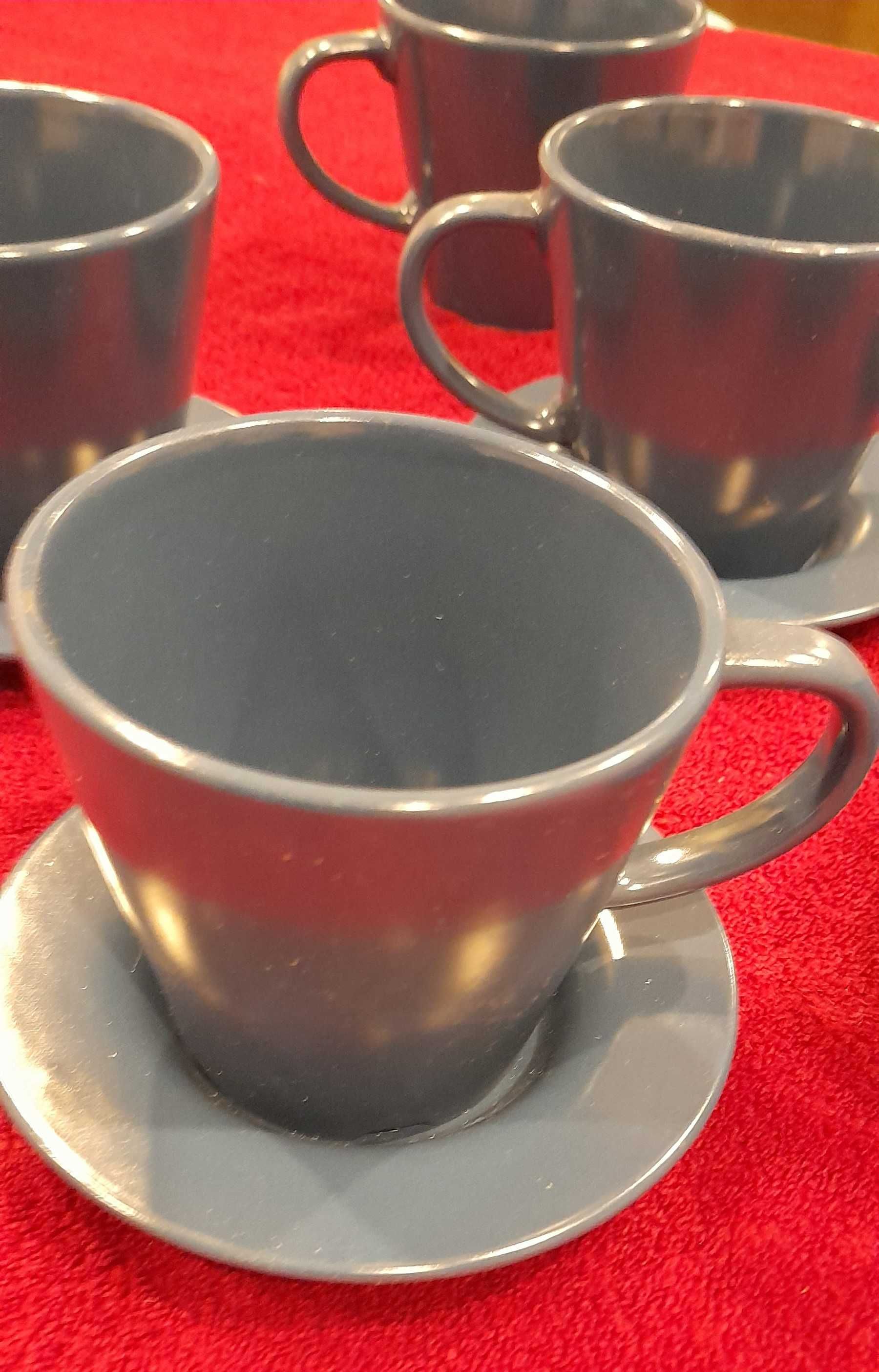 Pięć kubków do espresso wraz z podstawkami kolor niebieski