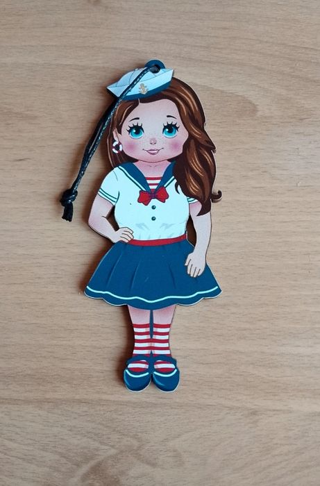 Magnes laleczka w stroju marynarskim