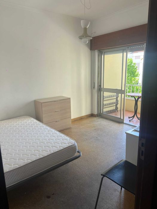 Quarto para arrendar, excelente localização,