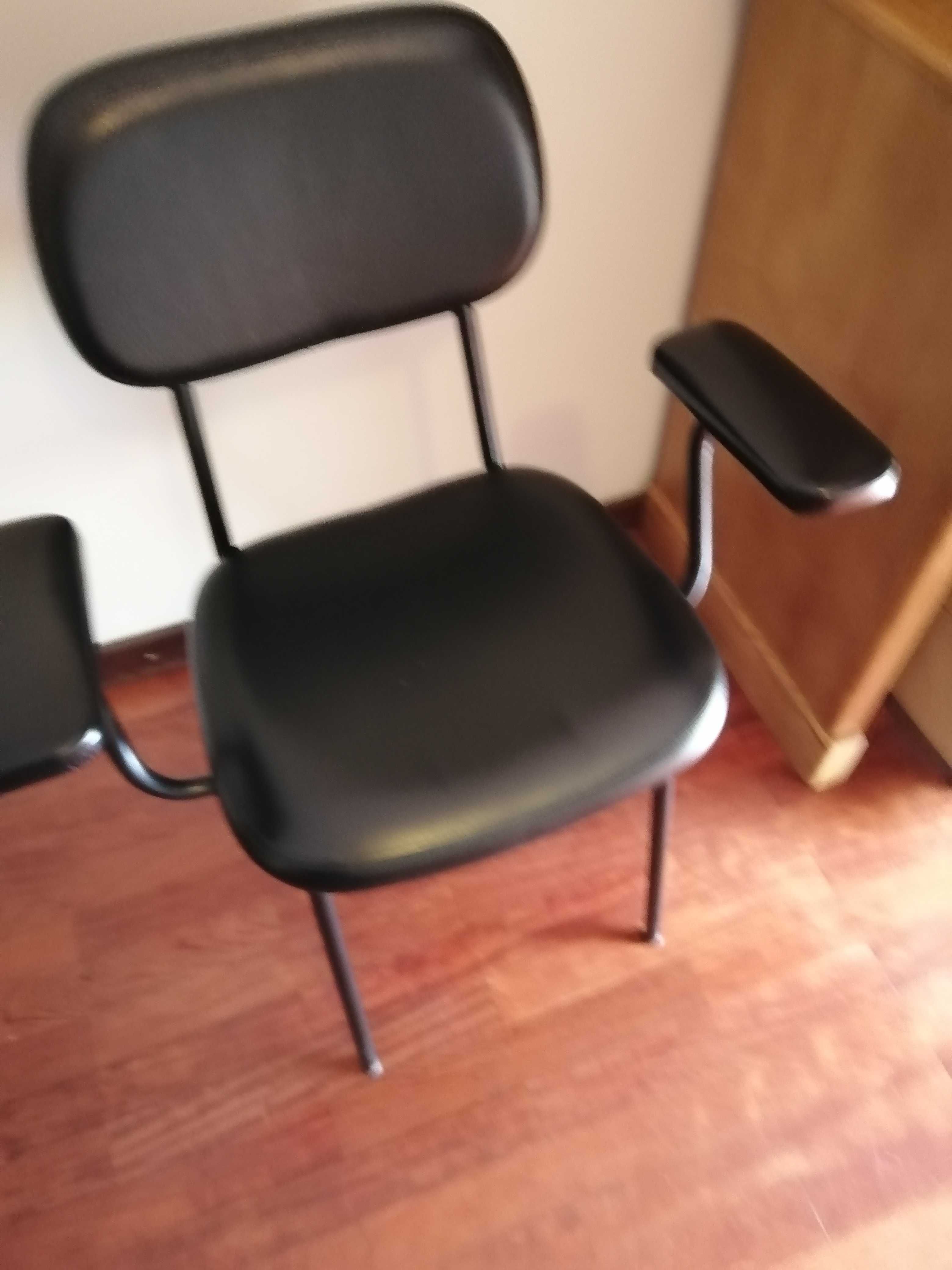 2 cadeiras em napa, resistentes