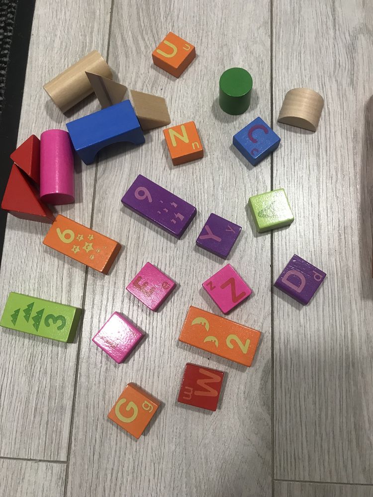 Klocki drewniane konstrukcyjne z liczbami i literkami dla dzieci.