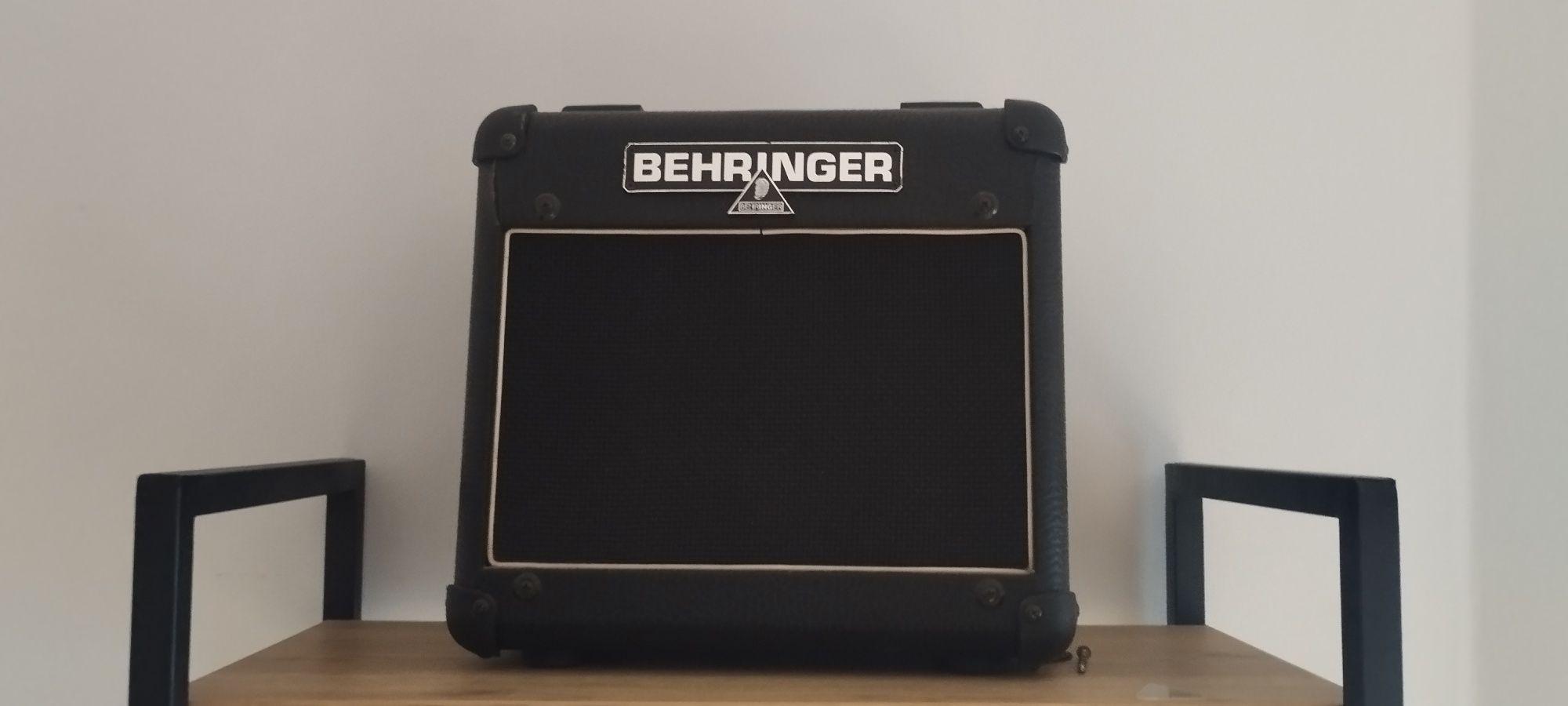 Guitarra Elétrica Behringer com Amplificador