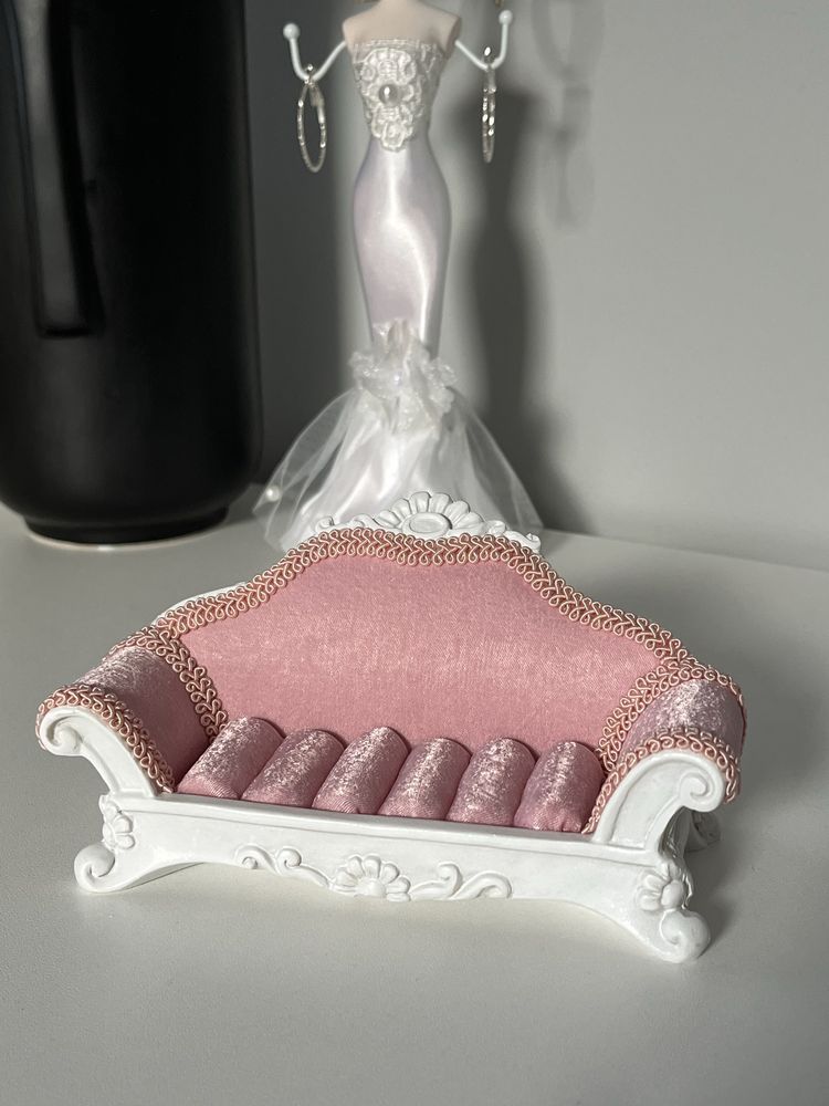 Stojak na biżuterię sofa