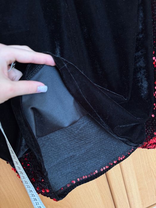 Вечірня сукня з паєтками