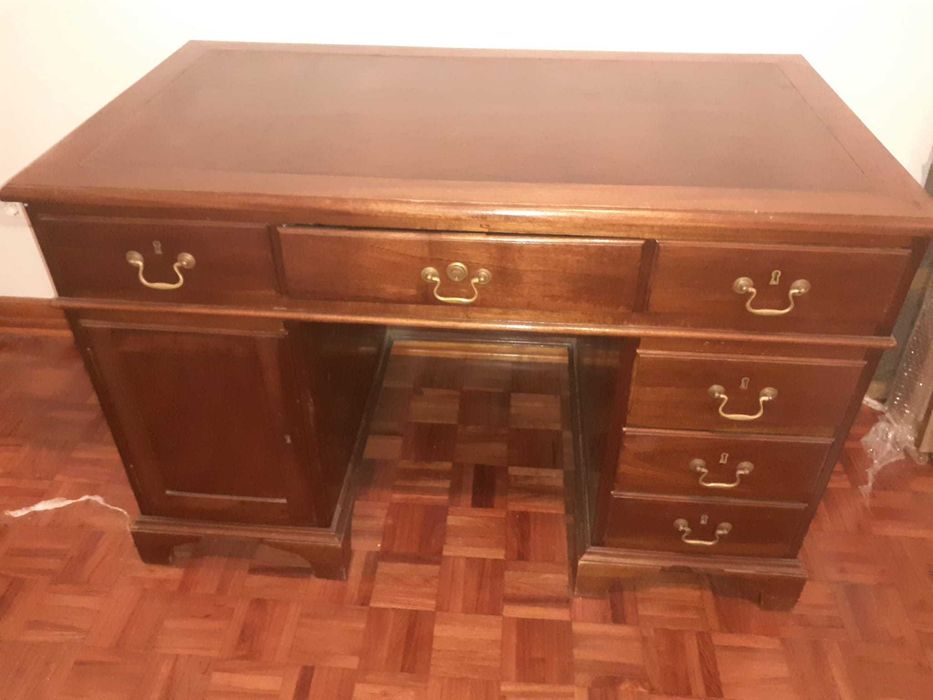 secretária madeira antiga / em bom estado / muita arrumação