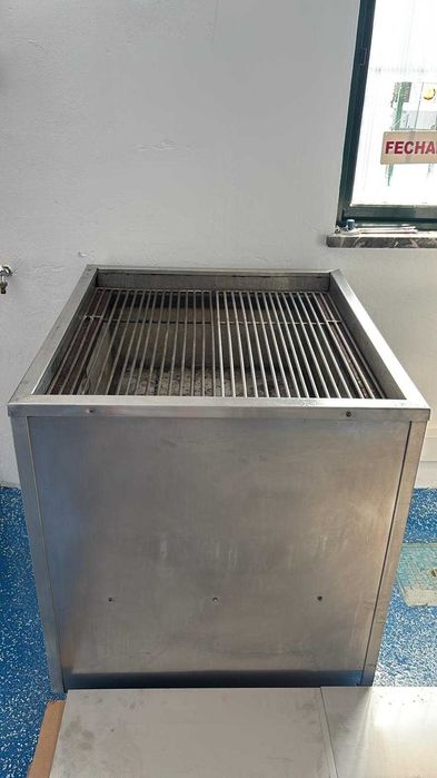 Grelhador a carvão USADO