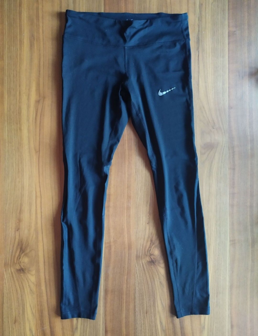 Nike dri-fit czarne legginsy spodnie sportowe fitness.
Kieszonka z tył