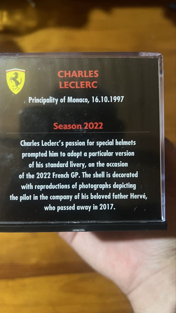 Miniatura 1:6 capacete Charles Leclerc assinado