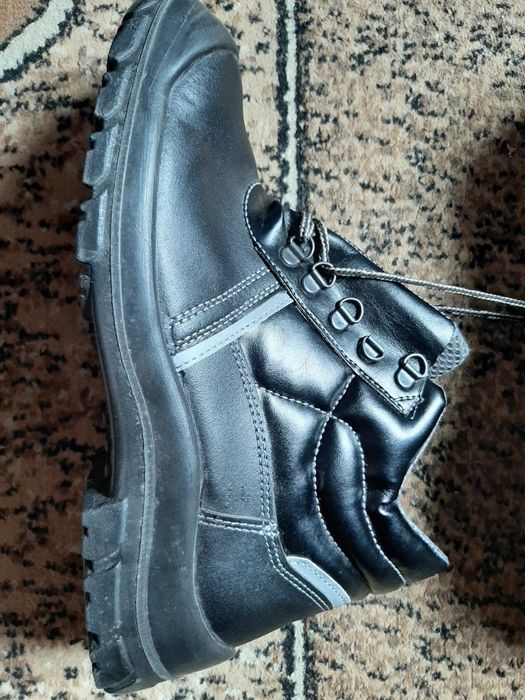 Продам новые рабочие ботинки