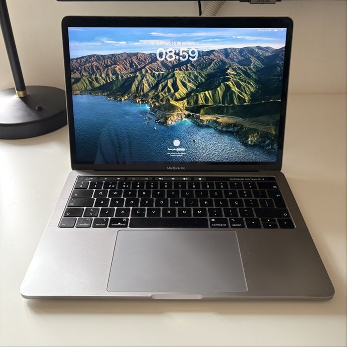 Macbook Pro 2018 4 Thunderbolt com Touchbar 13’ capas UAG e Herschel